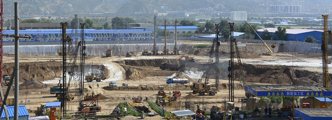 建筑埋在地面以下的部分稱為基礎。承受由基礎傳來荷載的土層稱為地基，位于基礎底面下第一層土稱為持力層，在其以下土層稱為下臥層。地基和基礎都是地下隱蔽工程，是建筑物的根本，它們的勘察、設計和施工質(zhì)量關系到整個建筑的安全和正常使用。