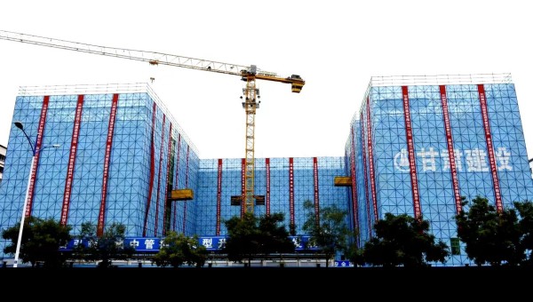 10月16日，由甘肅省交科建設(shè)有限公司承建的蘭州新區(qū)新材料產(chǎn)業(yè)園區(qū)公共服務(wù)平臺項目主體結(jié)構(gòu)順利封頂，為該項目二次結(jié)構(gòu)和裝飾裝修奠定堅實基礎(chǔ)。據(jù)了解，該項目為公共建筑工程，自建設(shè)以來，項目管理團(tuán)隊面對工