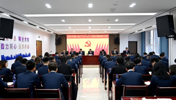 2月28日上午，交科公司黨委一屆三十八次（擴(kuò)大）會暨黨風(fēng)廉政建設(shè)工作會順利召開。會議傳達(dá)學(xué)習(xí)了習(xí)近平總書記重要文章《健全全面從嚴(yán)治黨體系》和甘肅建投黨委一屆五次全體(擴(kuò)大)會議精神；審議通過了交科公司