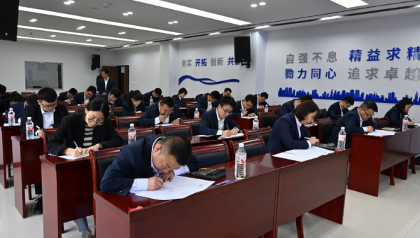 “本屆競(jìng)賽試題結(jié)合了財(cái)務(wù)業(yè)務(wù)實(shí)際、制度與核算辦法，設(shè)置會(huì)計(jì)實(shí)務(wù)全流程核算應(yīng)用題，重點(diǎn)考察選手們專業(yè)知識(shí)綜合運(yùn)用能力、全流程業(yè)務(wù)處理能力和實(shí)際問(wèn)題解決能力！”5月12日，西部市政建設(shè)集團(tuán)工會(huì)“2025年