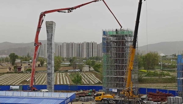 在西部市政建設(shè)集團(tuán)四公司臨夏市環(huán)城北路橋梁及附屬工程（二期）項(xiàng)目現(xiàn)場(chǎng)，鋼筋加工區(qū)火花飛揚(yáng)、安裝墩柱區(qū)一件件鋼筋骨架安全運(yùn)達(dá)、泵車將一方方混凝土輸送至墩柱澆筑......現(xiàn)場(chǎng)一片繁忙景象。自四月復(fù)工以來