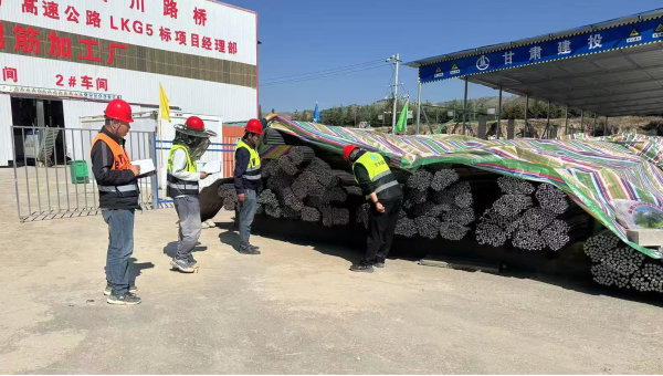 連日來，由西部市政建設(shè)集團(tuán)承建的康樂縣北濱河路西段及連接線道路項(xiàng)目建設(shè)有序推進(jìn)，路基處理、管道安裝、涵洞和橋梁等多個(gè)作業(yè)面同步施工，全體建設(shè)者用汗水澆筑市政道路建設(shè)基石，以實(shí)干精神推進(jìn)項(xiàng)目履約取得新成
